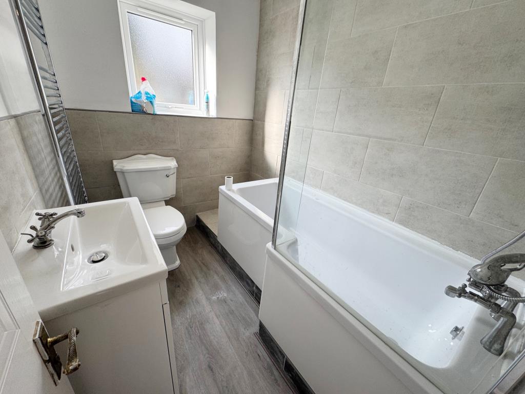 Lot: 91 - FOUR STOREY PROPERTY WITH POTENTIAL - Bathroom